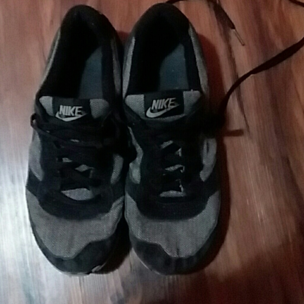 Women's Nike herringbone pattern shoes size 8.5